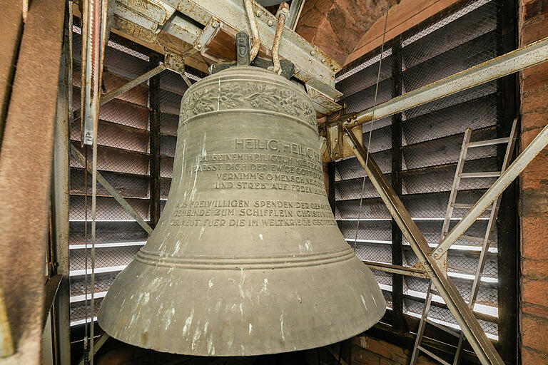 Die Inschrift der Cis'-Glocke aus Schlesien beginnt mit:&nbsp;„Heilig, Heilig, Heilig. Zu seinem Heiligtum mit reichen Gnadengaben lässt dich der ew‘ge Gott durch seine Stimme laden...'.