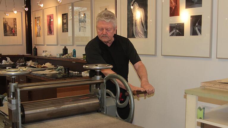 Künstler Dieter Kraft an der Druckpresse.