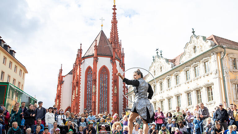 Das Stramu-Festival fand auch am Samstag am 10. September 2022 in der Würzburger Innenstadt bei wenig Sonnenschein und viel regen statt. Im Bild führen die Firebirds ihr Künststück auf.