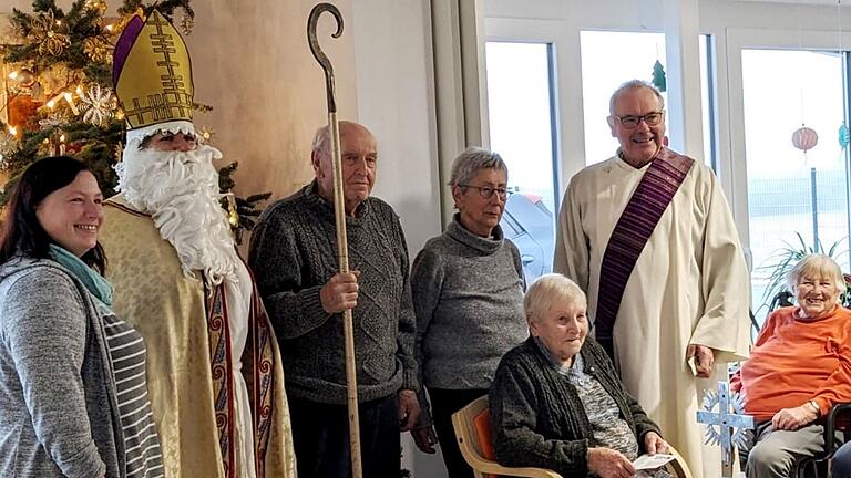 Beim Nikolausbesuch: (von links) Leiterin Franziska Grap, als der heilige Nikolaus Mitarbeiterin Katja Beuerlein, Diakon Lorenz Kleinschnitz zusammen mit Tagesgästen aus Reupelsdorf, Dettelbach, Gerlachshausen und Hörblach.