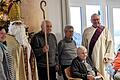 Beim Nikolausbesuch: (von links) Leiterin Franziska Grap, als der heilige Nikolaus Mitarbeiterin Katja Beuerlein, Diakon Lorenz Kleinschnitz zusammen mit Tagesgästen aus Reupelsdorf, Dettelbach, Gerlachshausen und Hörblach.