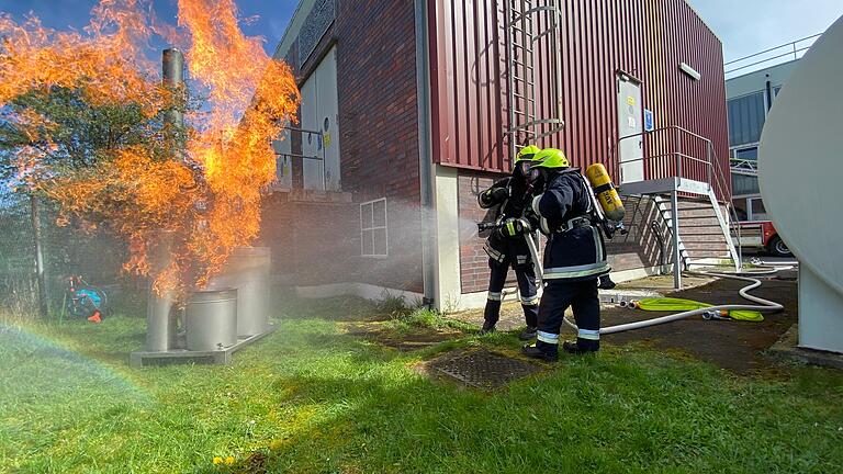 Auf dem Werksgelände von Saint-Gobain Abrasives in Gerolzhofen übten am Samstagnachmittag die Feuerwehren aus Gerolzhofen und Rügshofen gemeinsam mit der Betriebsfeuerwehr des Unternehmens den Ernstfall. Angenommen war eine Verpuffung im Kesselhaus des Schleifmittel-Herstellers mit folgender Brandausbreitung. Fünf Verletzte mussten aus dem verrauchten Gebäude gerettet werden.