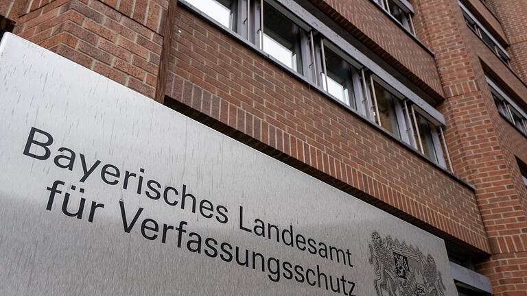 Bayerisches Landesamt für Verfassungsschutz       -  Per Verfassungsbeschwerde in Karlsruhe will die Gesellschaft für Freiheitsrechte (GFF) erneut das Bayerische Verfassungsschutzgesetz korrigieren lassen. (Symbolbild)