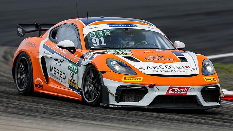 Ferdinand Winters Arbeitsplatz: ein Porsche Cayman GT4, hier beim Rennen auf dem Nürburgring.