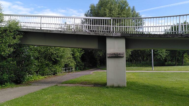 57 Jahre lang verband der Ludwig-Volk-Steg die Gemeinden Margetshöchheim und Veitshöchheim. Bis Juni 2025 soll er nun abgerissen werden.