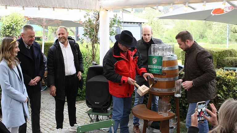 Mit einem Fass Freibier wurde der Biergarten 'Himmelreich' eröffnet. Von links: Weinprinzessin Melissa Thiede, die Gastronomen Jan Endres und Philipp Gagel, Bürgermeister Herbert Hemmelmann, Verkaufsleiter Thomas Landwehr und Chef Moritz Bauer von der Distelhäuser Brauerei. Mit einem Fass Freibier wurde der Biergarten 'Himmelreich' eröffnet. Von links: Weinprinzessin Melissa Thiede, die Gastronomen Jan Endres und Philipp Gagel, Bürgermeister Herbert Hemmelmann, Verkaufsleiter Thomas Landwehr und Chef Moritz Bauer von der Distelhäuser Brauerei.