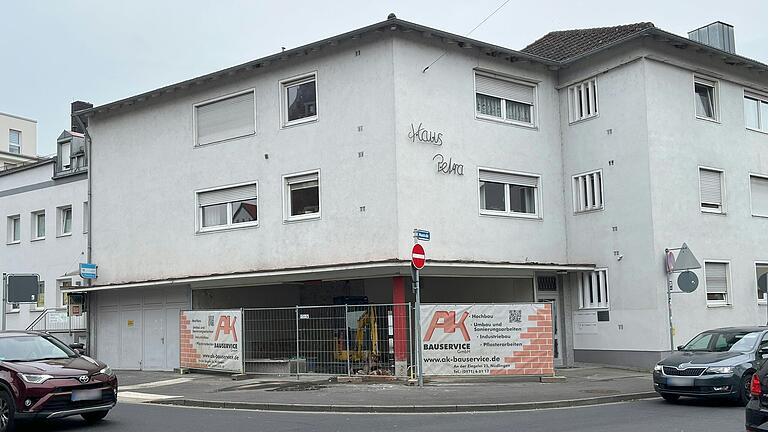 Das Haus Petra wird saniert. Zieht bald ein neues Geschäft in die Ladenfläche im Erdgeschoss ein?