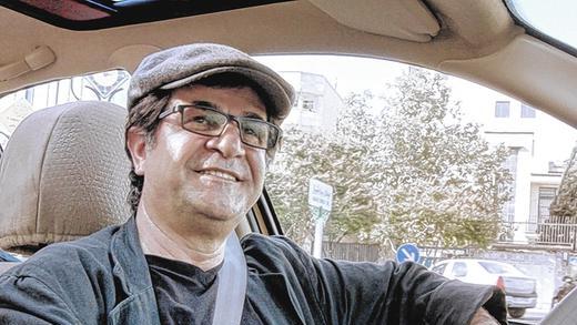 Unbeugsam: Regisseur Jafar Panahi, Gewinner des Goldenen Bären, in einer Szene seines Films &bdquo;Taxi&ldquo;.