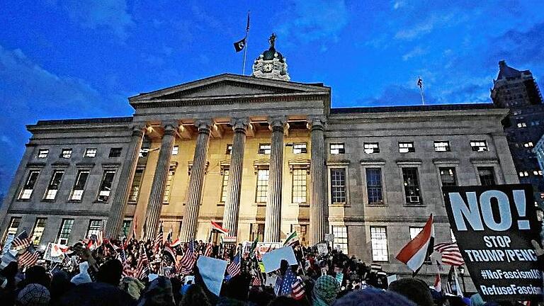 Proteste gegen Einwanderungspolitik - Demonstranten versammeln sich am Donnerstagabend in New York vor der Brooklyn Borough Hall, dem ehemaligen Rathaus der Stadt Brooklyn, zum Protest gegen einen Erlass zur Einwanderung. Proteste gegen Einwanderungspolitik - Demonstranten versammeln sich am Donnerstagabend in New York vor der Brooklyn Borough Hall, dem ehemaligen Rathaus der Stadt Brooklyn, zum Protest gegen einen Erlass zur Einwanderung.