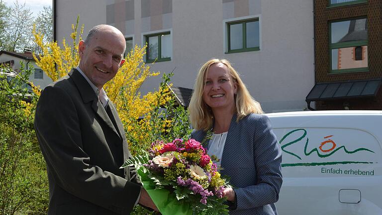 Geschäftsführer Thorn Plöger bedankte sich mit einem Blumenstrauß bei Barbara Landgraf. Kathrin Kupka-Hahn       -  Geschäftsführer Thorn Plöger bedankte sich mit einem Blumenstrauß bei Barbara Landgraf. Kathrin Kupka-Hahn