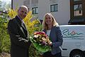 Geschäftsführer Thorn Plöger bedankte sich mit einem Blumenstrauß bei Barbara Landgraf. Kathrin Kupka-Hahn       -  Geschäftsführer Thorn Plöger bedankte sich mit einem Blumenstrauß bei Barbara Landgraf. Kathrin Kupka-Hahn