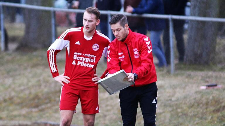 Da geht's hin: Die FT Schweinfurt um Torjäger Dominik Popp (links) und Trainier Adrian Gahn möchte schon als Bezirksliga-Aufsteiger &bdquo;besser als Platz sechs&ldquo; sein.