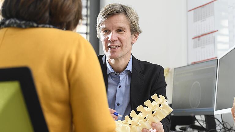 Dr. Albrecht Waschke, Chefarzt der Klinik für Neurochirurgie, im Patientengespräch.