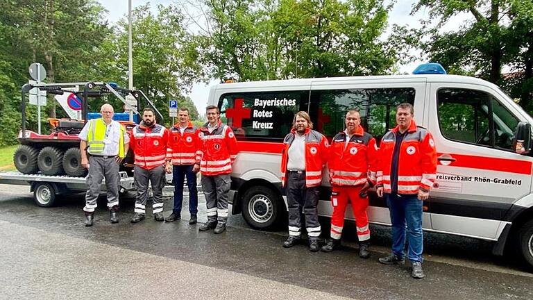 Der BRK Kreisverband Rhön-Grabfeld wurde am Samstagmorgen zum Einsatz im Katastrophengebiet in Rheinland-Pfalz alarmiert. Am Anhänger mit dabei der ARGO, ein geländegängiges und schwimmfähiges Fahrzeug des BRK Bezirksverbandes Unterfranken, das in Bad Neustadt stationiert ist.