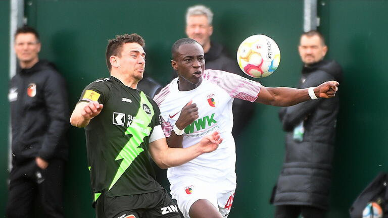 FC Augsburg.jpeg       -  Kelvin Yeboah (rechts) hat sich zwei Außenbänder im rechten Sprunggelenk gerissen.