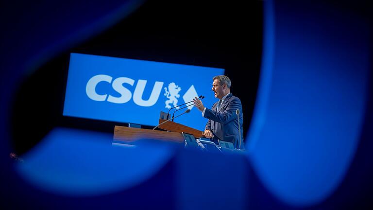 Beginn Parteitag CSU       -  Die CSU wird 2025 den Jahresbeitrag für ihre Mitglieder um 10 Euro erhöhen.