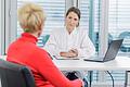 Patientin und Ärztin im Gespräch       -  Frauen, die das Gefühl haben, dass sich ihre ADHS-Symptome in der Perimenopause verschlechtern, sollten das bei ihrer Ärztin oder ihrem Arzt ansprechen.