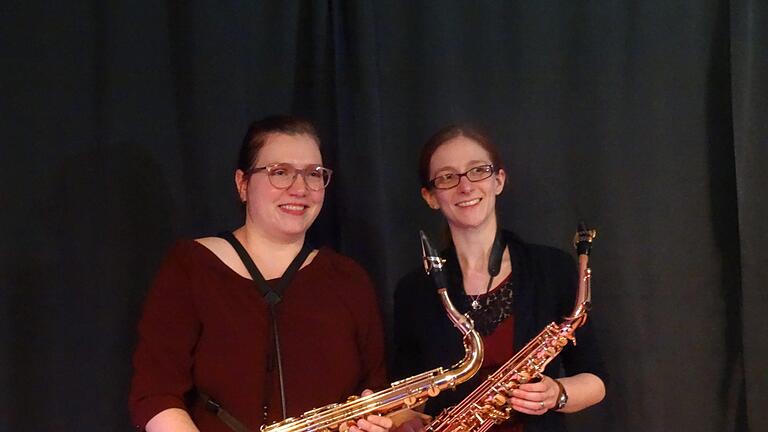 Caroline Klug-Schäfer (links) und Christine Heim traten als Duo SaxSonique in Bad Brückenaus 'Galerie Form und Farbe' auf. Foto: Karin Ott - Caroline Klug-Schäfer (links) und Christine Heim traten als Duo SaxSonique in Bad Brückenaus 'Galerie Form und Farbe' auf. Foto: Karin Ott Caroline Klug-Schäfer (links) und Christine Heim traten als Duo SaxSonique in Bad Brückenaus 'Galerie Form und Farbe' auf. Foto: Karin Ott - Caroline Klug-Schäfer (links) und Christine Heim traten als Duo SaxSonique in Bad Brückenaus 'Galerie Form und Farbe' auf. Foto: Karin Ott