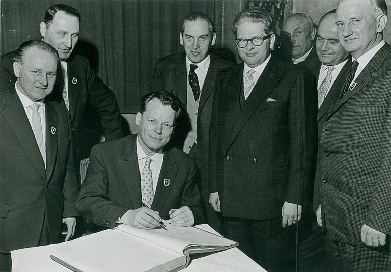 31. März 1958: Willy Brandt trägt sich in das Goldene Buch der Stadt Würzburg ein. Brandt war damals Regierender Bürgermeister von Berlin. 31. März 1958: Willy Brandt trägt sich in das Goldene Buch der Stadt Würzburg ein. Brandt war damals Regierender Bürgermeister von Berlin.