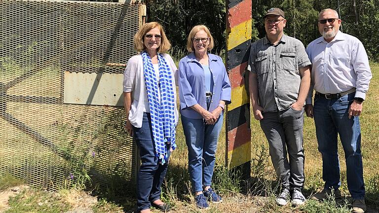 An den einstigen Grenzsperranlagen bei Rieth in Thüringen erfuhren die Besucher aus Texas von links: Montie Green, Partnerschaftsbeauftragte Sheri Capehart und rechts Vizeübermeister Robert Shepard, mehr über die einstige Teilung Deutschlands. Als Dolmetscher fungierte Heiko Eschenbach. An den einstigen Grenzsperranlagen bei Rieth in Thüringen erfuhren die Besucher aus Texas von links: Montie Green, Partnerschaftsbeauftragte Sheri Capehart und rechts Vizeübermeister Robert Shepard, mehr über die einstige Teilung Deutschlands. Als Dolmetscher fungierte Heiko Eschenbach.