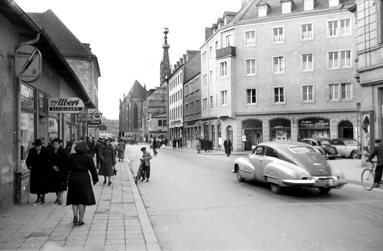 Die Eichhornstraße im Jahr 1951. Damals fehlte auf der Turmspitze der Marienkapelle kriegsbedingt die Madonnenfigur. Die Eichhornstraße im Jahr 1951. Damals fehlte auf der Turmspitze der Marienkapelle kriegsbedingt die Madonnenfigur.