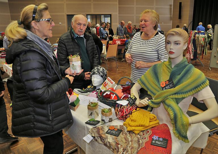 Die Ausstellungsleiterin Gerdi Möller (rechts), war selbst beim Herbstmarkt mit einem Stand in den Mainfrankensälen vertreten, in dem sie ihre mit in verschiedenen Techniken erstellten originellen Stricksachen und Nachhaltiges wie Bienenwachstücher, Spülherzen, Waschhandschuhe oder Pflanzgefäße aus Tetrapacktüten präsentierte.