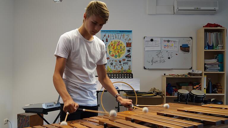 Wenn er das Marimbaphon spielt, ist Dominik Lenhart aus Haßfurt in seinem Element. Der 14-Jährige gehört zu den diesjährigen Siegern des Wettbewerbs &quot;Jugend komponiert&quot;.
