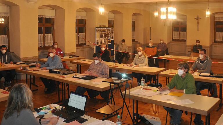 Die neue Sitzordnung bei der Gemeinderatssitzung in Prosselsheim. Die neue Sitzordnung bei der Gemeinderatssitzung in Prosselsheim.