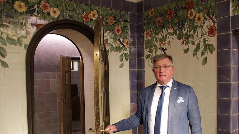 Dieter Lauter  vom Landesamt für Gesundheit und Lebensmittelsicherheit (LGL) im irisch-römischen Dampfbad des Kurhausbades.  Die Räume sind denkmalgerecht saniert.       -  Dieter Lauter  vom Landesamt für Gesundheit und Lebensmittelsicherheit (LGL) im irisch-römischen Dampfbad des Kurhausbades.  Die Räume sind denkmalgerecht saniert.