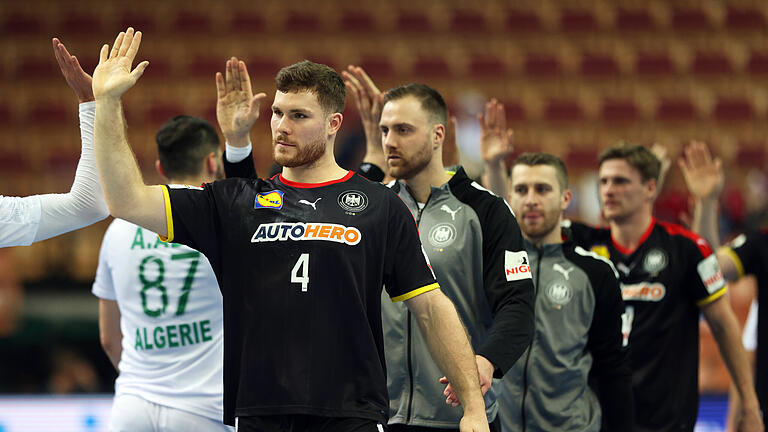 Handball-WM - Algerien - Deutschland       -  Handball-WM - Algerien - Deutschland 17.01.2023, Polen, Kattowitz: Handball: WM, Algerien - Deutschland, Vorrunde, Gruppe E, 3. Spieltag im Spodek Kattowitz. Johannes Golla (l) aus Deutschland und seine Teamkollegen klatschen nach ihrem Sieg die Spieler von Algerien ab. Foto: Jan Woitas/dpa +++ dpa-Bildfunk +++