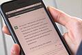 Smartphone mit ChatGPT.jpeg       -  Textroboter könnten in Zukunft die Arbeit des Menschen unterstützen.