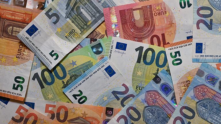 In seinem Tresor hatte ein Rentner 20.000 Euro in bar gelagert. Die verschwanden, wofür er seine Ex-Frau beschuldigt. Das Amtsgericht Gemünden konnte jedoch noch nicht urteilen.