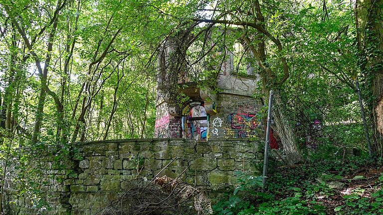 Die Ruine eines Jugendstil-Gartenpavillions ist inzwischen voll mit Graffiti. Die Ruine eines Jugendstil-Gartenpavillions ist inzwischen voll mit Graffiti. 