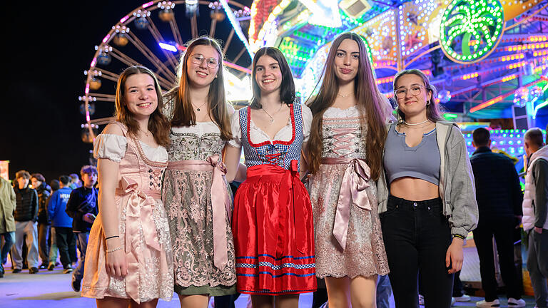Eröffnung Frühjahrsvolksfest       -  Auftakt nach Maß: Zahlreiche Menschen besuchen am Samstag (09.03.24) das Frühjahrsvolksfest auf der Talavera in Würzburg. Volles Haus auf dem Festplatz und im Bierzelt.