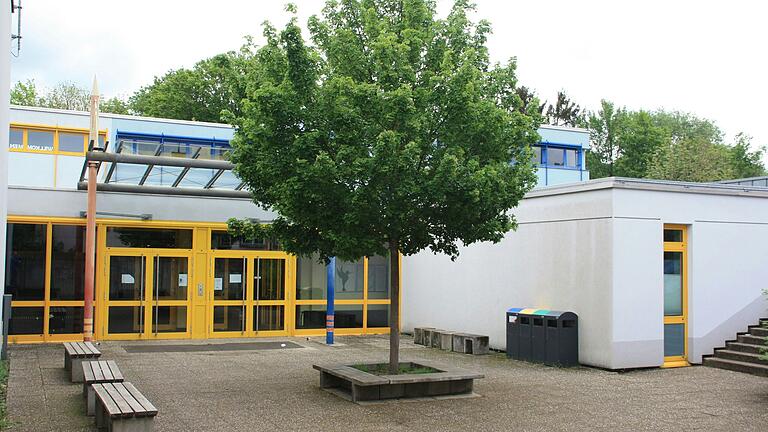 Dass der geplante Schulneubau in Gerolzhofen zurückgestellt wurde, ist ärgerlich, aber eine vernünftige Entscheidung. Im Bild: die bestehende Grund- und Mittelschule am Lülsfelder Weg. Dass der geplante Schulneubau in Gerolzhofen zurückgestellt wurde, ist ärgerlich, aber eine vernünftige Entscheidung. Im Bild: die bestehende Grund- und Mittelschule am Lülsfelder Weg.