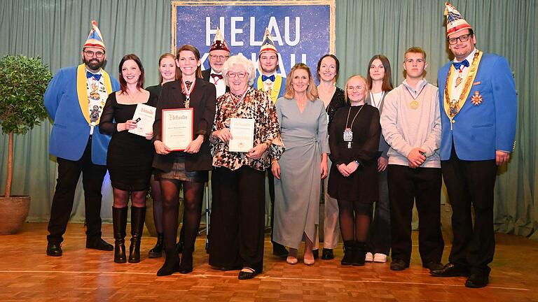 Jede Menge Ehrungen bei der Faschingsgilde Helau Krakau (von links): 2. Sitzungspräsident Stefan Seubert, Nadine Klinger, Julia Holder, Heike Schwöbel-Kurz, FVF Beirat Manfred Schmitt, Gerda Rausch, Manuel Münch, Barbara Thiele, Hannah Thoma, Karolina Schweikert, Pauline Wilhelm, Moritz Rülicke und Sitzungspräsident Michael Kiesel.