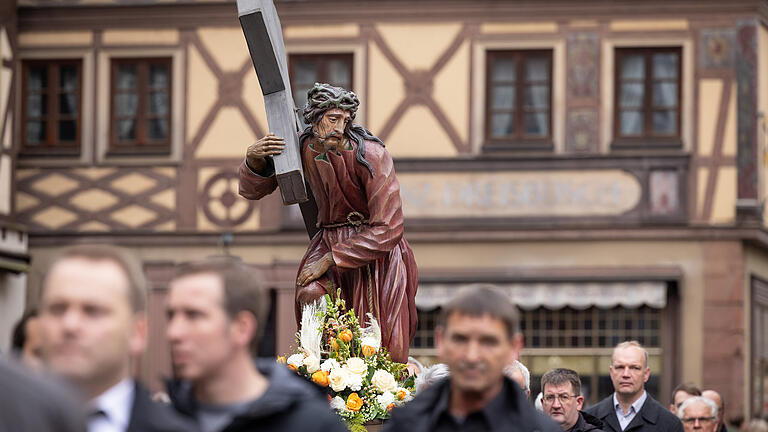 Karfreitagsprozession Lohr am Main       -  Angehörige verschiedener Handwerkszünfte ziehen am 18.04.25 in einer Karfreitagsprozession durch die Innenstadt von Lohr am Main (Landkreis Main-Spessart).