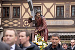 Karfreitagsprozession Lohr am Main       -  Angehörige verschiedener Handwerkszünfte ziehen am 18.04.25 in einer Karfreitagsprozession durch die Innenstadt von Lohr am Main (Landkreis Main-Spessart).