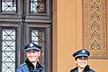 Die Beamten in Bayern entschieden sich für Blau: Eine Polizistin und ein Polizist präsentierten am Mittwoch in München die neue Uniform der bayerischen Polizei.