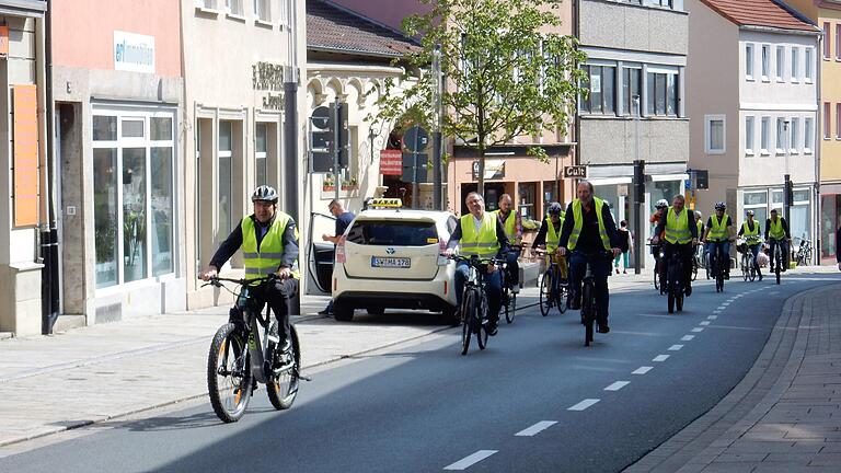 Radverkehrsplaner Fritz Hebert führte auf dem Fahrrad die Jury durch die Stadt.