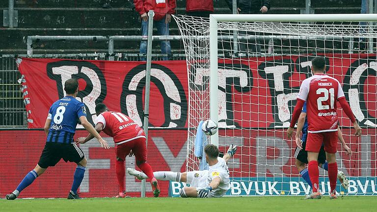 Saliou Sané trifft zum 1:0 für die Kickers. Am Ende reichte der erste Saisontreffer des Angreifers aber nicht zum Sieg.