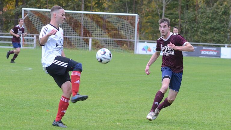 Spielszene: Birkenfelds Thorsten Maier (links) und der Helmstadter Kai Schlagmüller