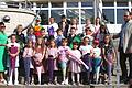 Die Klasse 1a der Grundschule Ebelsbach besteht aus 22 Kindern, davon acht Jungen und 14 Mädchen. Das Bild zeigt sie mit ihrer Klassenlehrerin Barbara Busch und Rektor Christian Terwart.