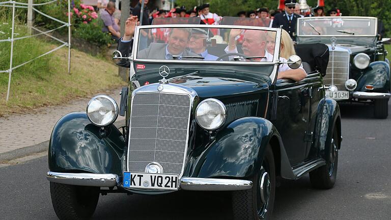 Ehrengäste im Oldtimer Landrätin Tamara Bischof, Ehrenkommandant Wilhelm Pfenning und 2. Bürgermeister Sven Biebelriether mit Fahrer Gerhard Kleinschrot.