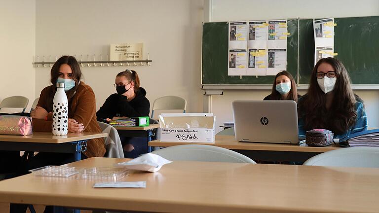 Die Schülerinnen und Schüler der FOS/BOS sind inzwischen schon versierte Selbsttest-Profis. Da im Haus fast nur Abschlussklassen unterrichtet werden (auch 11. Klassen haben diesen Status ), ist der Anteil von Präsenzunterricht sehr hoch. Dreimal die Woche wird getestet. Die Schülerinnen und Schüler der FOS/BOS sind inzwischen schon versierte Selbsttest-Profis. Da im Haus fast nur Abschlussklassen unterrichtet werden (auch 11. Klassen haben diesen Status ), ist der Anteil von Präsenzunterricht sehr hoch. Dreimal die Woche wird getestet.