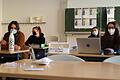Die Schülerinnen und Schüler der FOS/BOS sind inzwischen schon versierte Selbsttest-Profis. Da im Haus fast nur Abschlussklassen unterrichtet werden (auch 11. Klassen haben diesen Status ), ist der Anteil von Präsenzunterricht sehr hoch. Dreimal die Woche wird getestet.