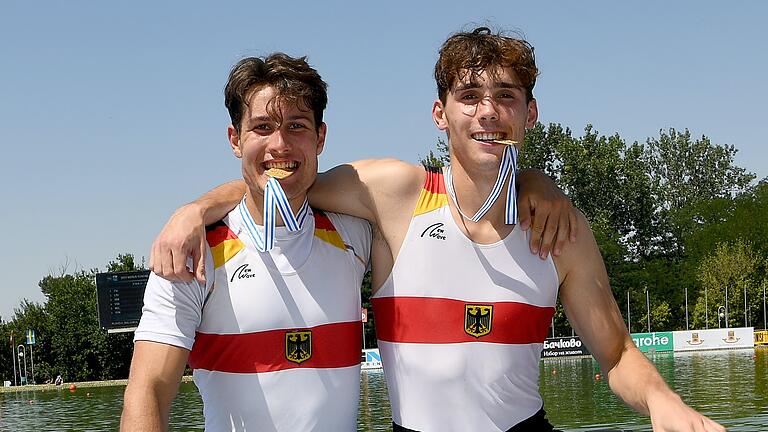 Weltmeister im Junioren-Doppelzweier: Adrian Groth (links) vom Ruderklub am Wannsee aus Berlin und Finn Stäblein vom Würzburger Ruderverein Bayern (WRVB) mit Gold bei der Siegerehrung bei den U-19-Weltmeisterschaften 2021 im Rudern im bulgarischen Plovdiv.