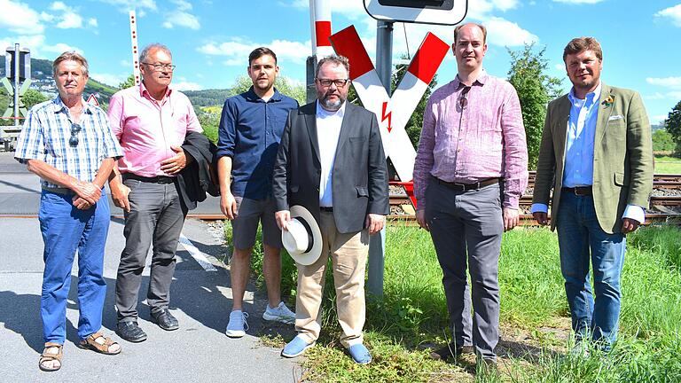 FDP-Verkehrsexperte Christian Jung, MdL, war zu Gast in Lauda-Königshofen. Im Bild von links: Kurt Breitenstein (FDP-Stadtverbandsvorsitzender) Albrecht Rudolf (Vorsitzender der FDP-Kreistagsfraktion) Johannes Hack (Mitglied im Vorstand des FDP-Stadtverbandes)&nbsp; Christian Jung, MdL, Bürgermeister Dr. Lukas Brauer und der FDP-Kreisvorsitzende Benjamin Denzer.