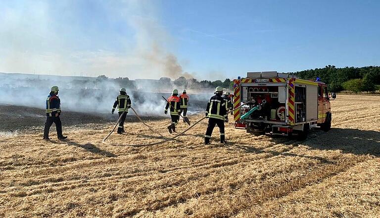 Feuerwehrauto statt Mähdrescher: Aktuell kommt es immer wieder auf den Feldern im Landkreis zu Bränden.