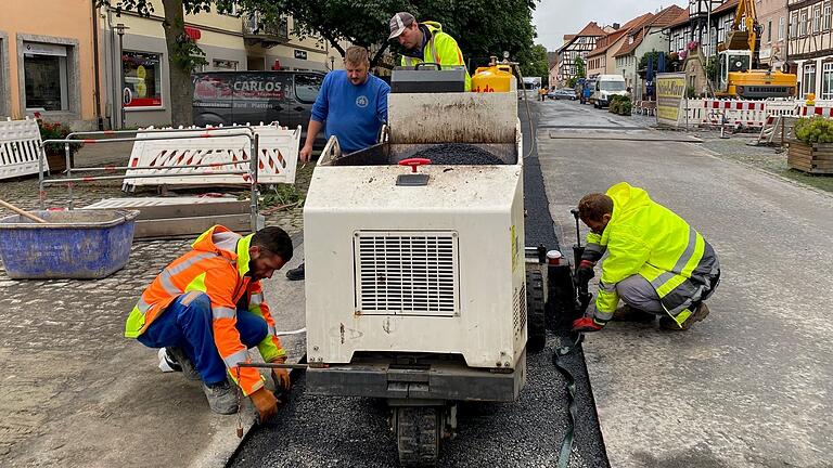 Die Leitungen sind drin, die Straße ist wieder zu: Die Arbeiten zur Erweiterung des Nahwärmenetzes in der Marktstraße in Ostheim schreiten zügig voran. Bis 21. August ist jetzt erst einmal Sommerpause auf der Baustelle.